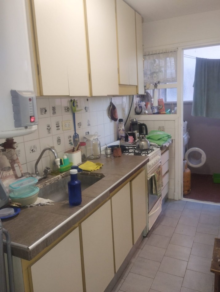 DEPARTAMENTO DE 3 AMBIENTES AMPLIOS. AL FRENTE CON BALCON SALIENTE. ESPACIO DE COCHERA
