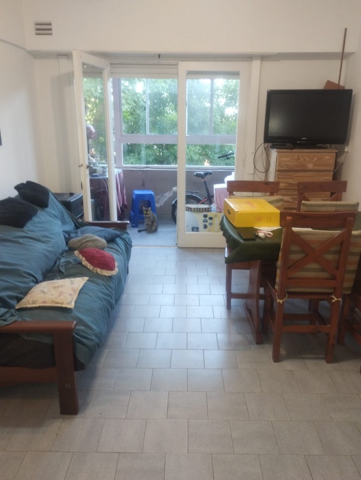 DEPARTAMENTO DE 3 AMBIENTES AMPLIOS. AL FRENTE CON BALCON SALIENTE. ESPACIO DE COCHERA