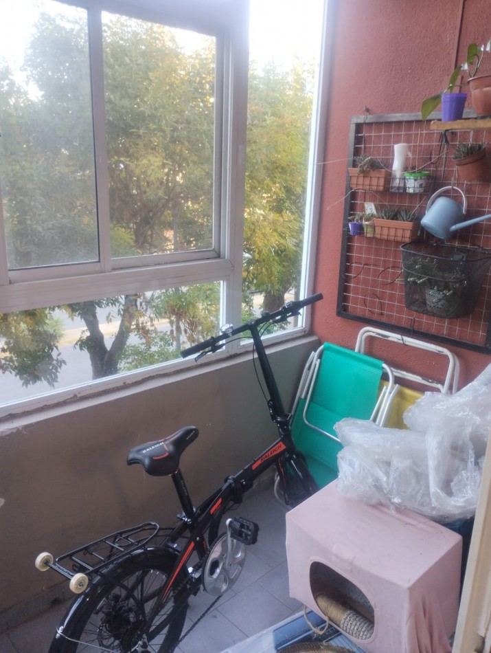 DEPARTAMENTO DE 3 AMBIENTES AMPLIOS. AL FRENTE CON BALCON SALIENTE. ESPACIO DE COCHERA