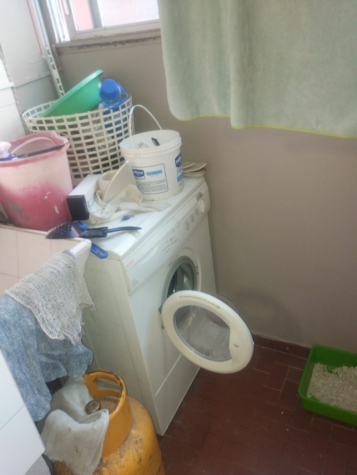 DEPARTAMENTO DE 3 AMBIENTES AMPLIOS. AL FRENTE CON BALCON SALIENTE. ESPACIO DE COCHERA