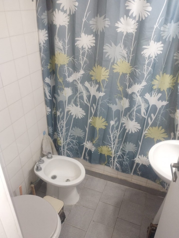 DEPARTAMENTO DE 3 AMBIENTES AMPLIOS. AL FRENTE CON BALCON SALIENTE. ESPACIO DE COCHERA