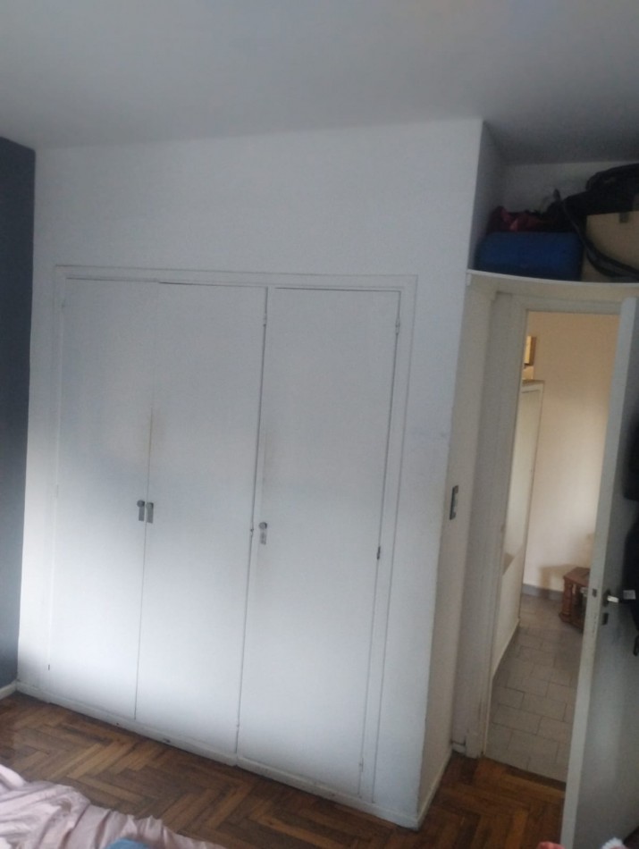 DEPARTAMENTO DE 3 AMBIENTES AMPLIOS. AL FRENTE CON BALCON SALIENTE. ESPACIO DE COCHERA
