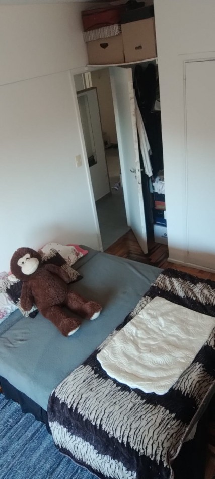 DEPARTAMENTO DE 3 AMBIENTES AMPLIOS. AL FRENTE CON BALCON SALIENTE. ESPACIO DE COCHERA