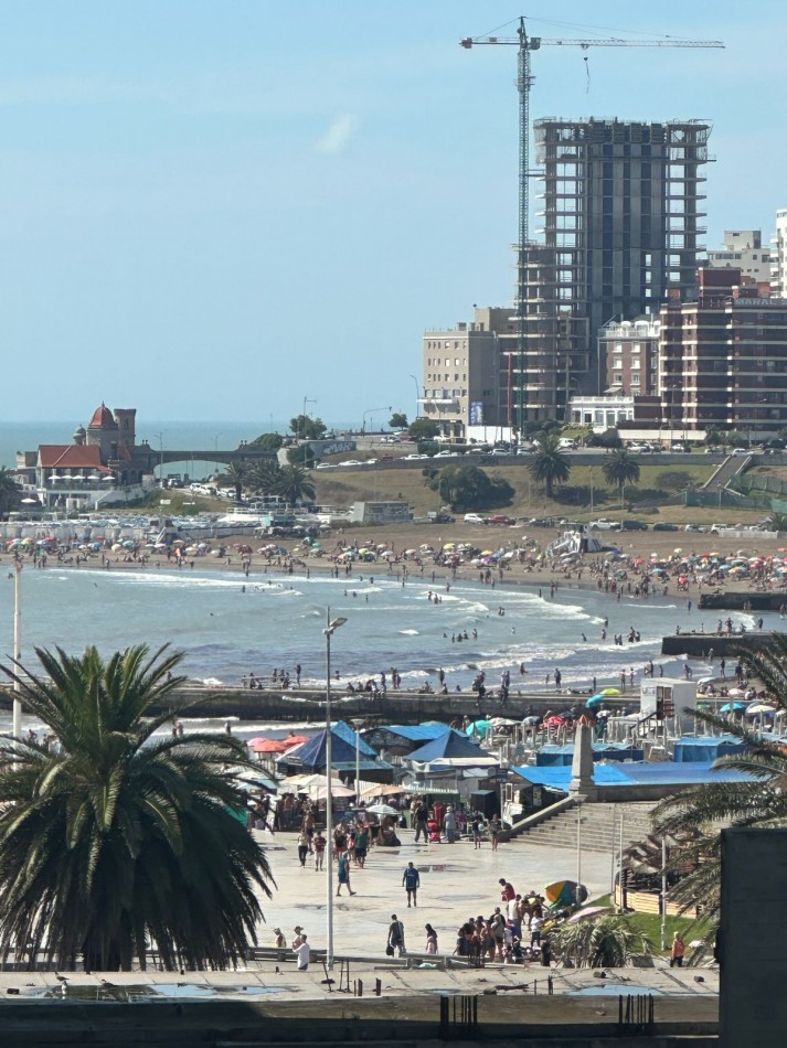 DEPARTAMENTO DE 3 AMBIENTES A LA CALLE. BALCON FRANCES Y VISTA PARCIAL AL MAR.