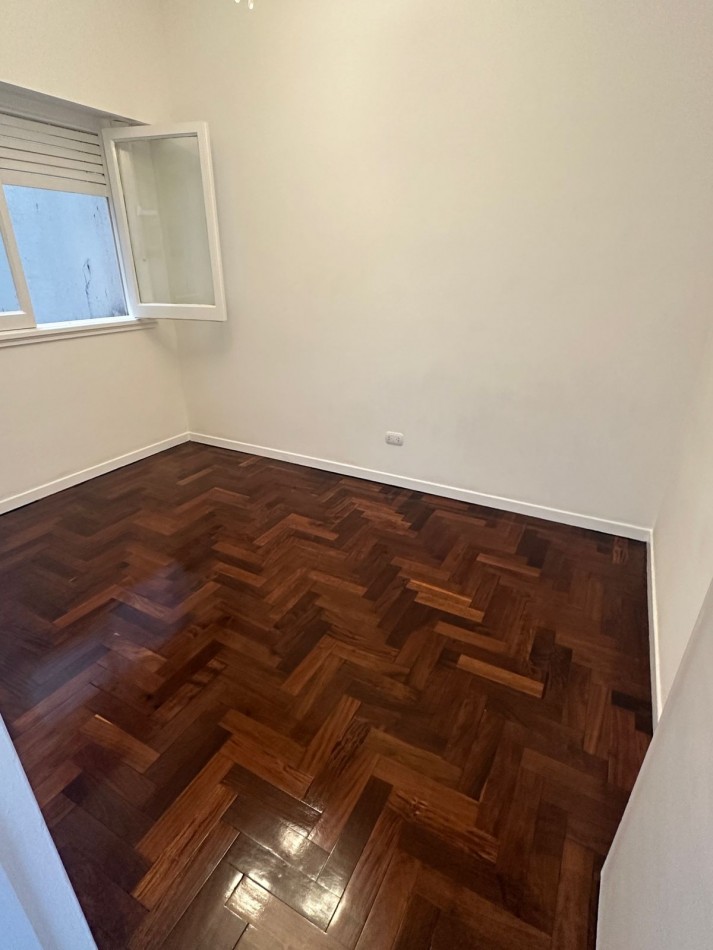 DEPARTAMENTO DE 3 AMBIENTES A LA CALLE. BALCON FRANCES Y VISTA PARCIAL AL MAR.