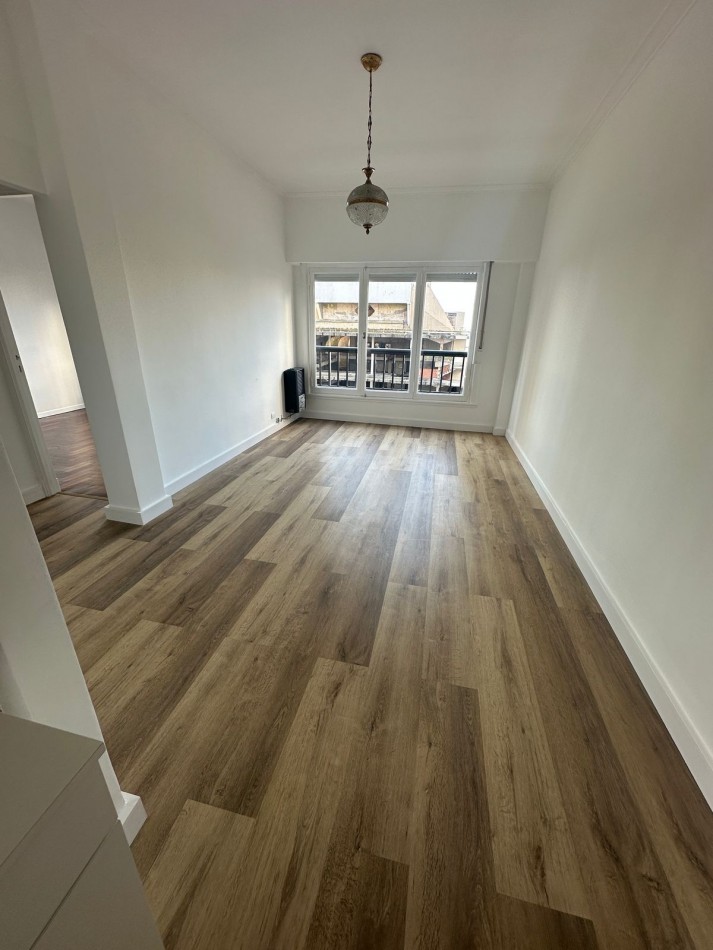 DEPARTAMENTO DE 3 AMBIENTES A LA CALLE. BALCON FRANCES Y VISTA PARCIAL AL MAR.