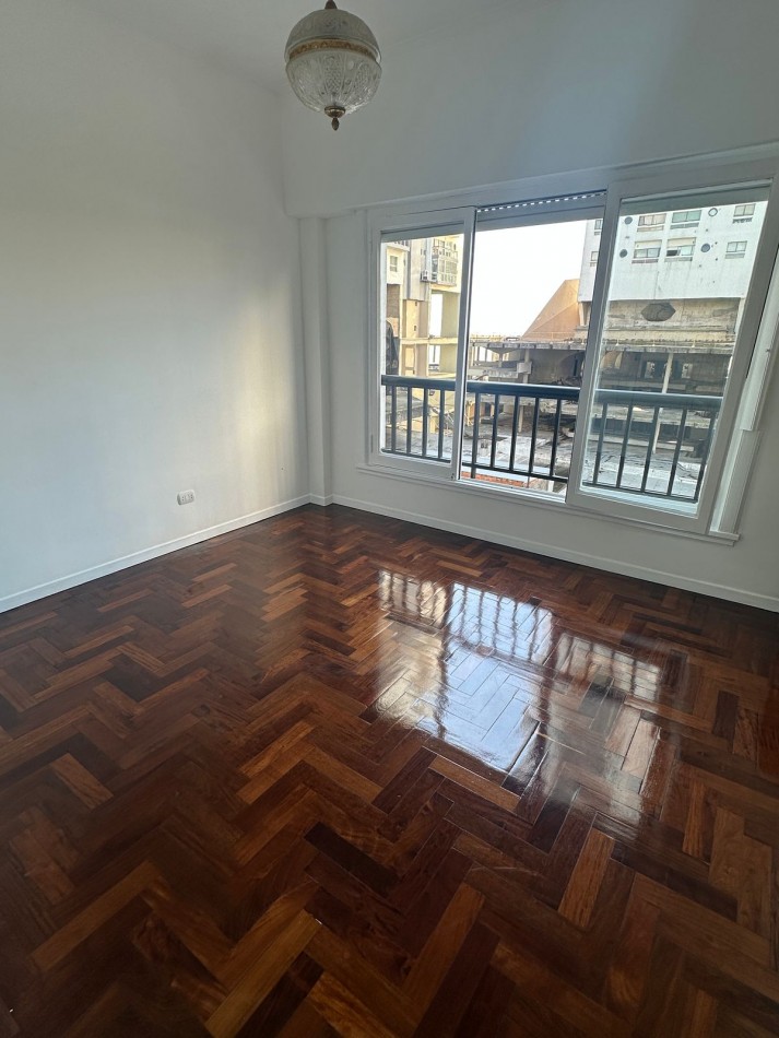 DEPARTAMENTO DE 3 AMBIENTES A LA CALLE. BALCON FRANCES Y VISTA PARCIAL AL MAR.