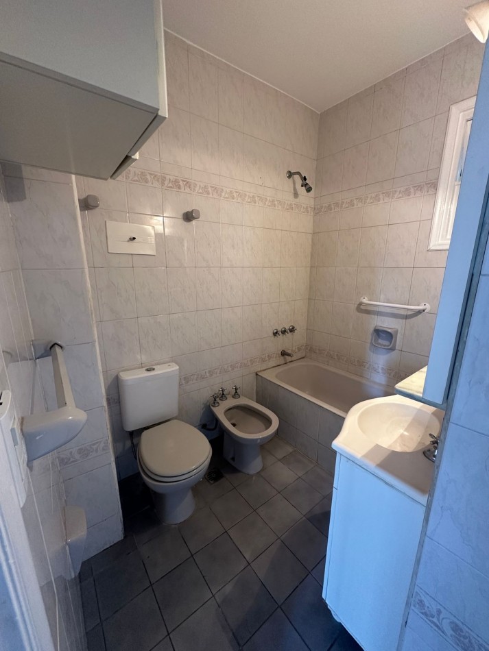 DEPARTAMENTO DE 3 AMBIENTES A LA CALLE. BALCON FRANCES Y VISTA PARCIAL AL MAR.