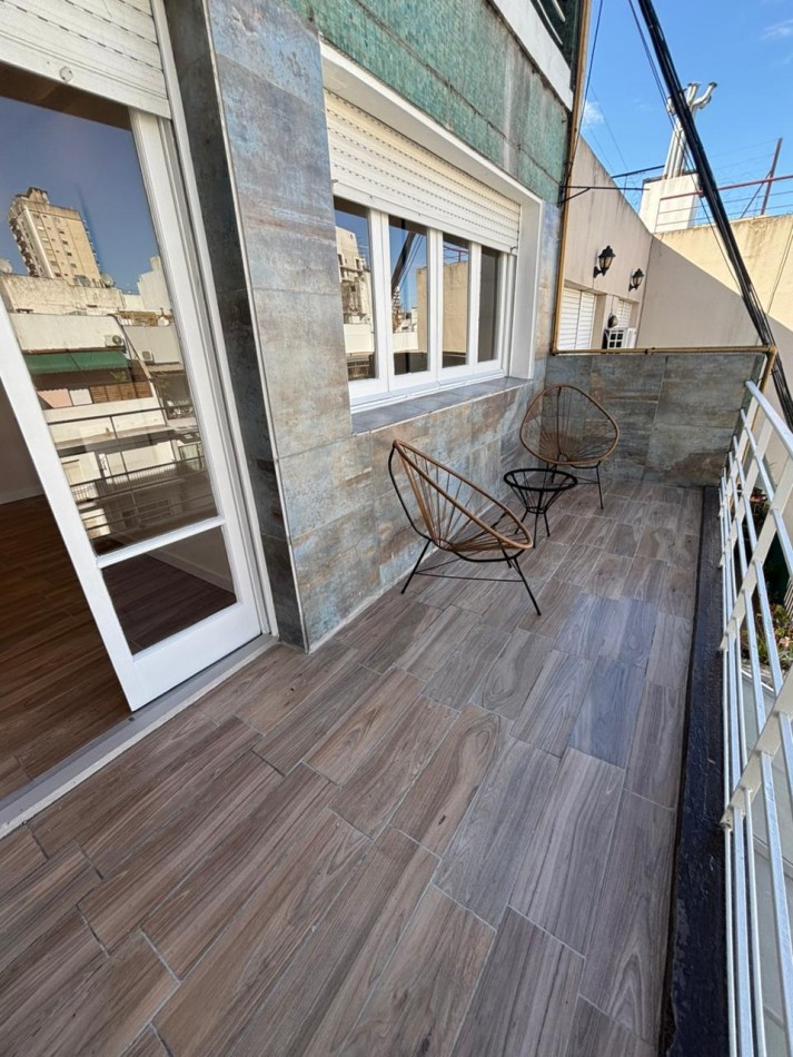 DEPARTAMENTO DE 2 AMBIENTES A LA CALLE CON BALCON SALIENTE. 