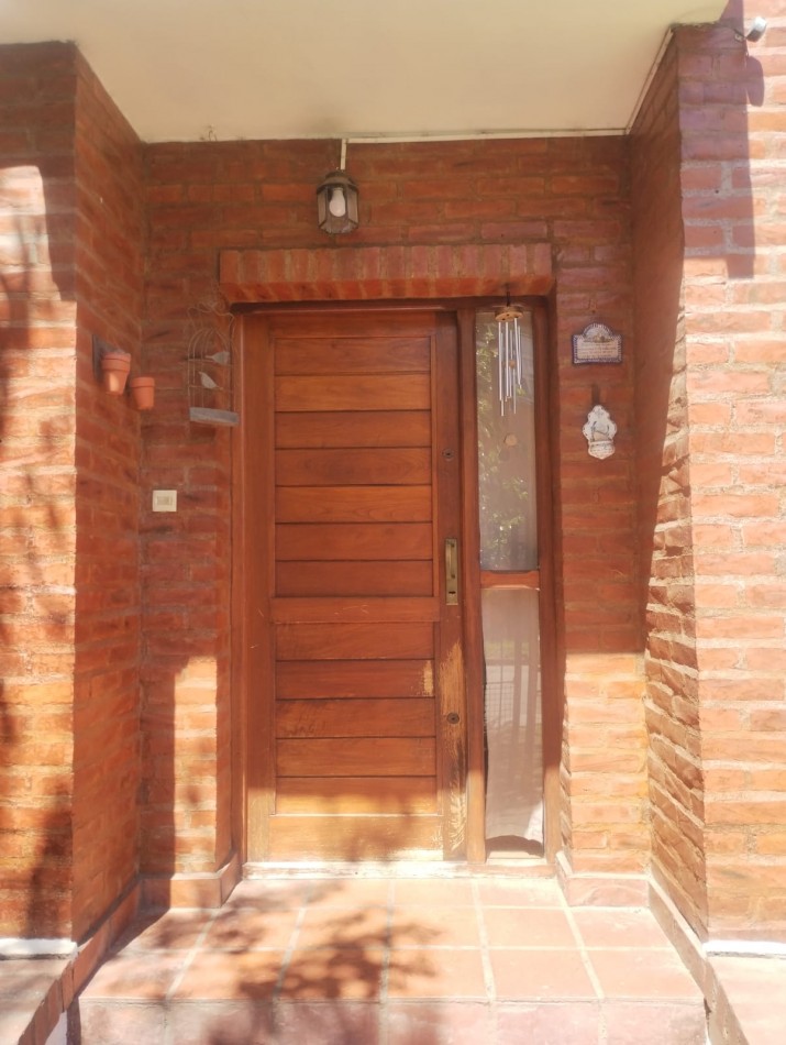 IMPECABLE CHALET DE 4 AMBIENTES EN SAN CARLOS.  A METROS DE ALEM Y EL GOLF. 