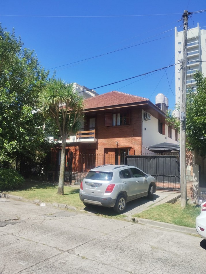 IMPECABLE CHALET DE 4 AMBIENTES EN SAN CARLOS.  A METROS DE ALEM Y EL GOLF. 
