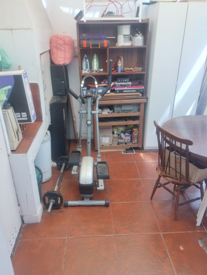 IMPECABLE CHALET DE 4 AMBIENTES EN SAN CARLOS.  A METROS DE ALEM Y EL GOLF. 