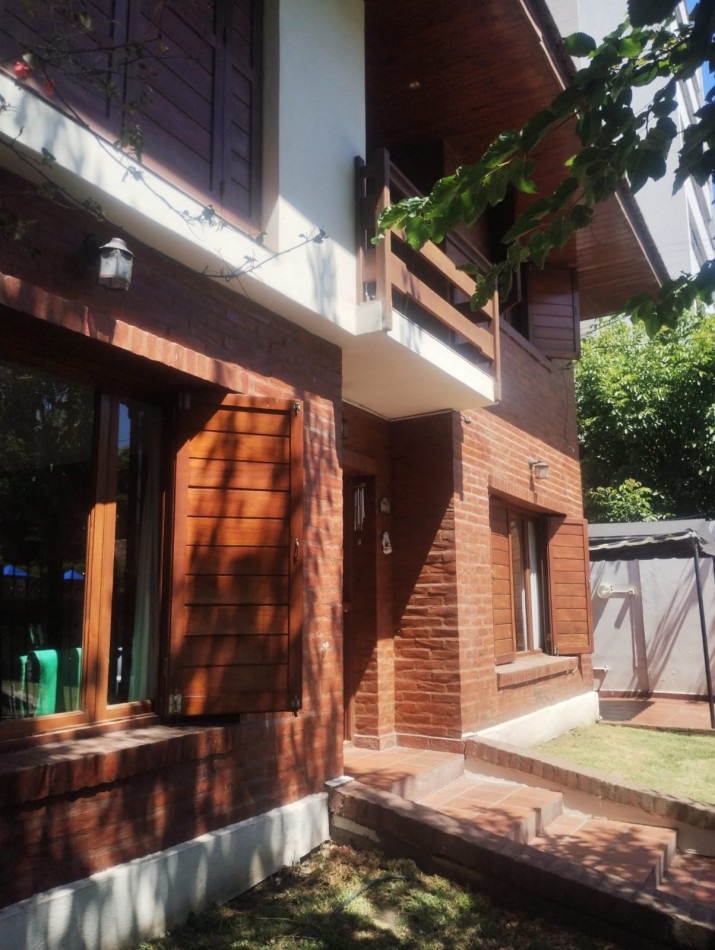 IMPECABLE CHALET DE 4 AMBIENTES EN SAN CARLOS.  A METROS DE ALEM Y EL GOLF. 
