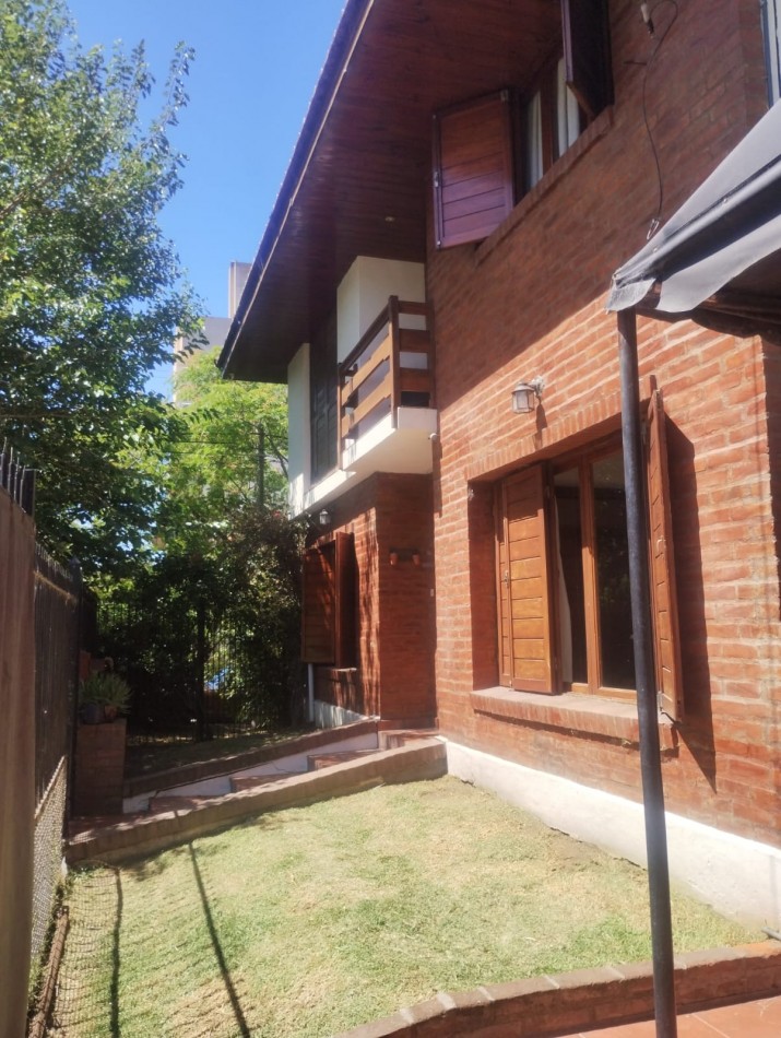 IMPECABLE CHALET DE 4 AMBIENTES EN SAN CARLOS.  A METROS DE ALEM Y EL GOLF. 