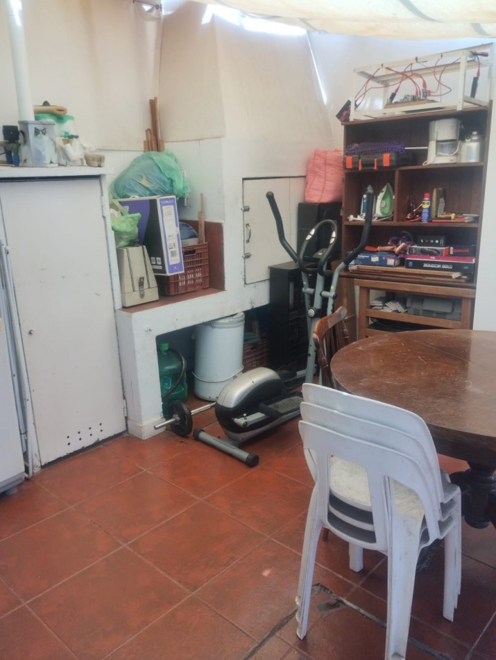IMPECABLE CHALET DE 4 AMBIENTES EN SAN CARLOS.  A METROS DE ALEM Y EL GOLF. 