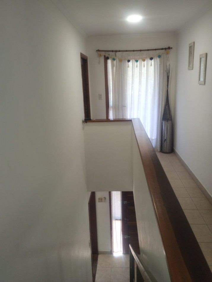 IMPECABLE CHALET DE 4 AMBIENTES EN SAN CARLOS.  A METROS DE ALEM Y EL GOLF. 
