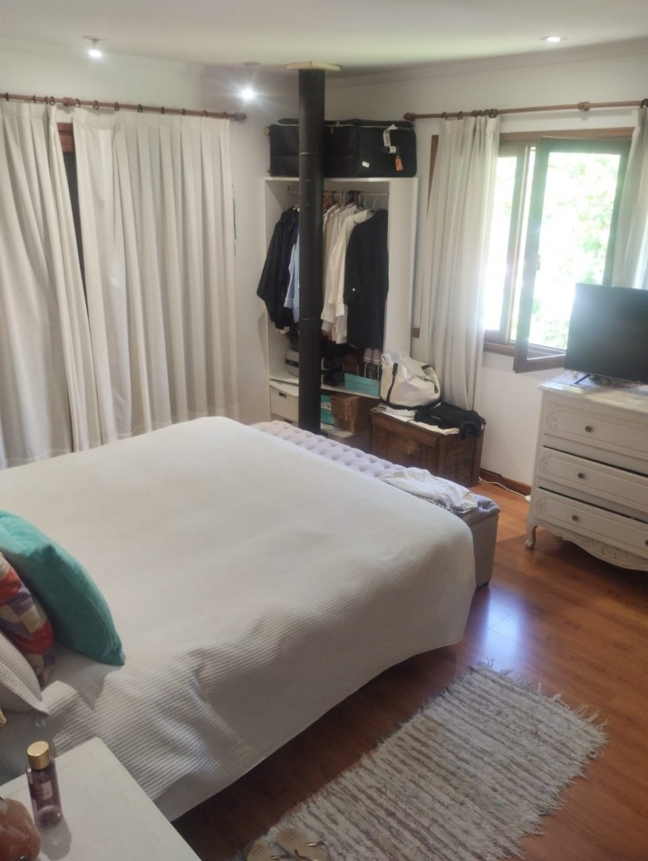IMPECABLE CHALET DE 4 AMBIENTES EN SAN CARLOS.  A METROS DE ALEM Y EL GOLF. 
