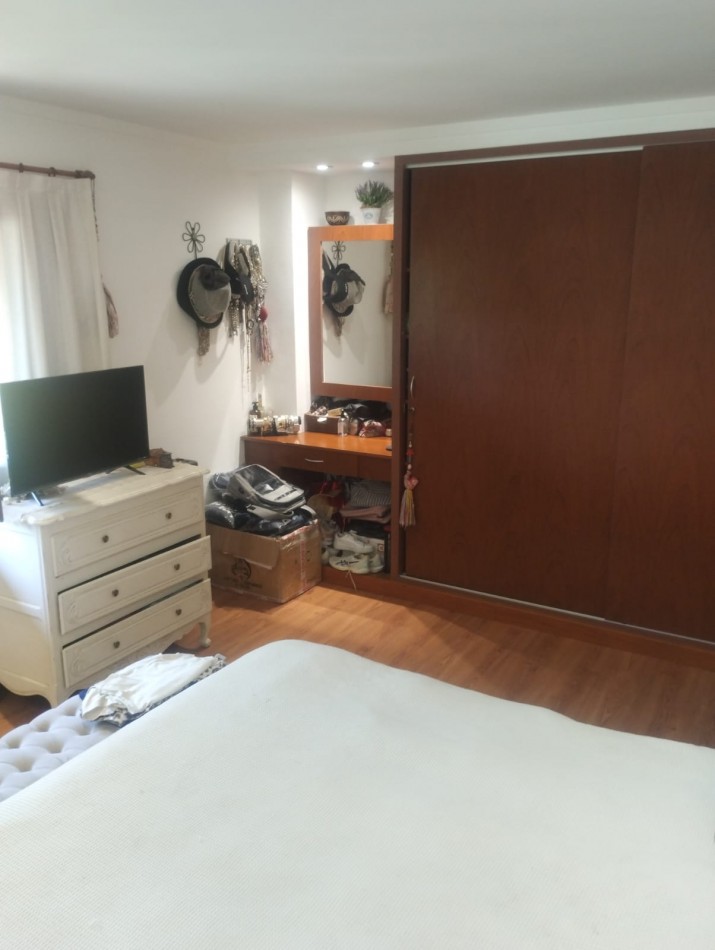 IMPECABLE CHALET DE 4 AMBIENTES EN SAN CARLOS.  A METROS DE ALEM Y EL GOLF. 