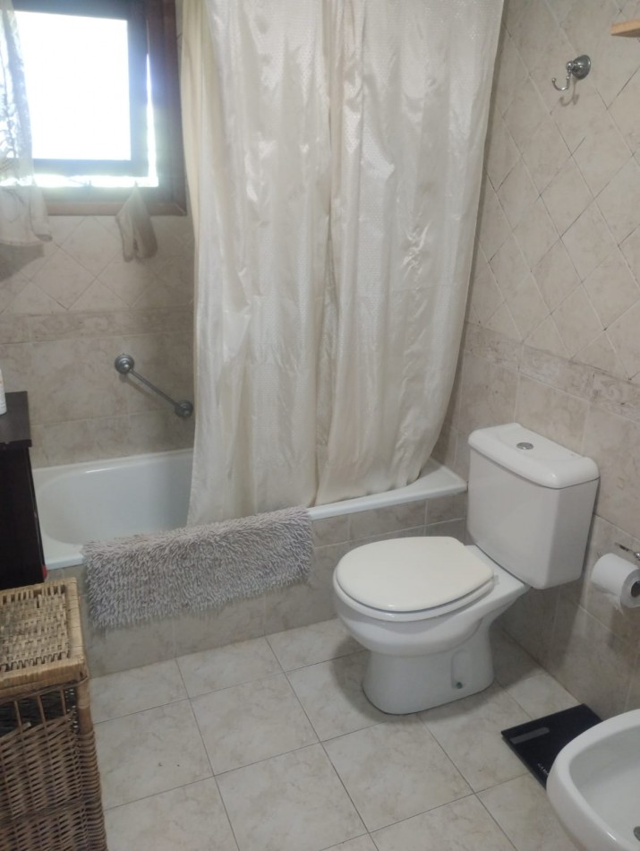 IMPECABLE CHALET DE 4 AMBIENTES EN SAN CARLOS.  A METROS DE ALEM Y EL GOLF. 