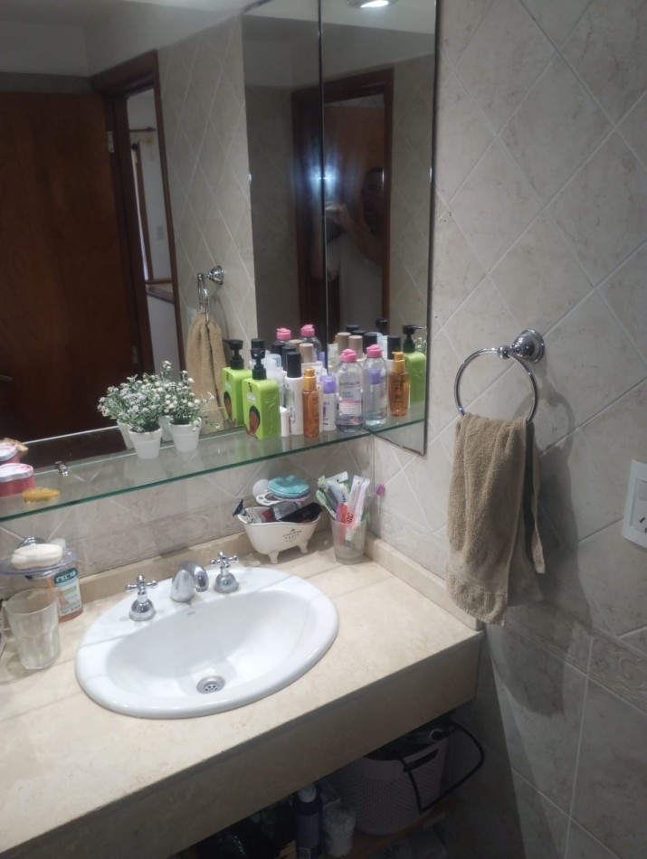 IMPECABLE CHALET DE 4 AMBIENTES EN SAN CARLOS.  A METROS DE ALEM Y EL GOLF. 