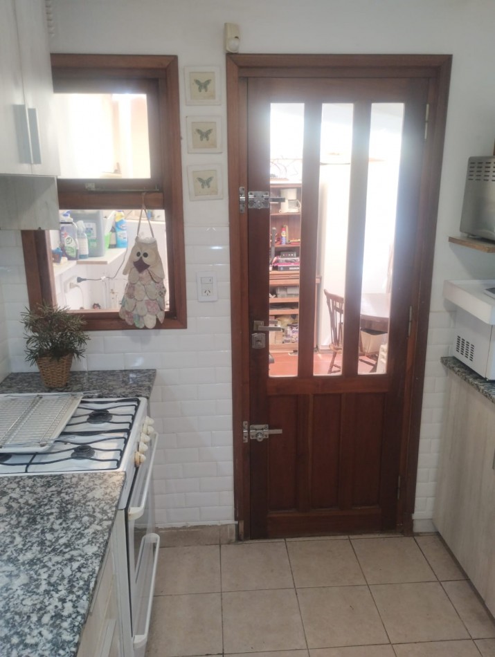 IMPECABLE CHALET DE 4 AMBIENTES EN SAN CARLOS.  A METROS DE ALEM Y EL GOLF. 