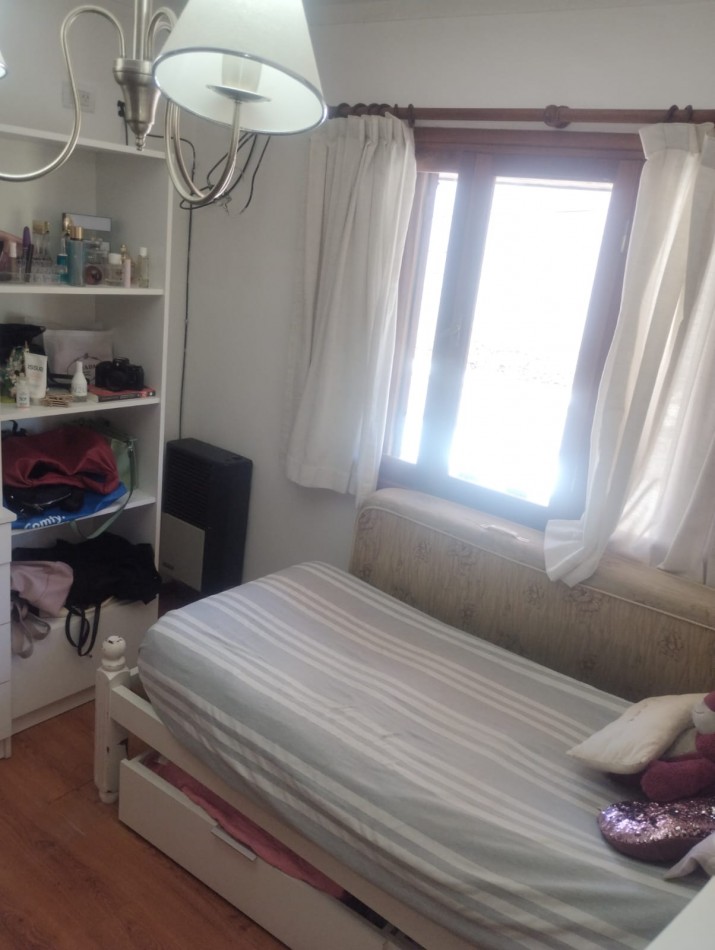 IMPECABLE CHALET DE 4 AMBIENTES EN SAN CARLOS.  A METROS DE ALEM Y EL GOLF. 