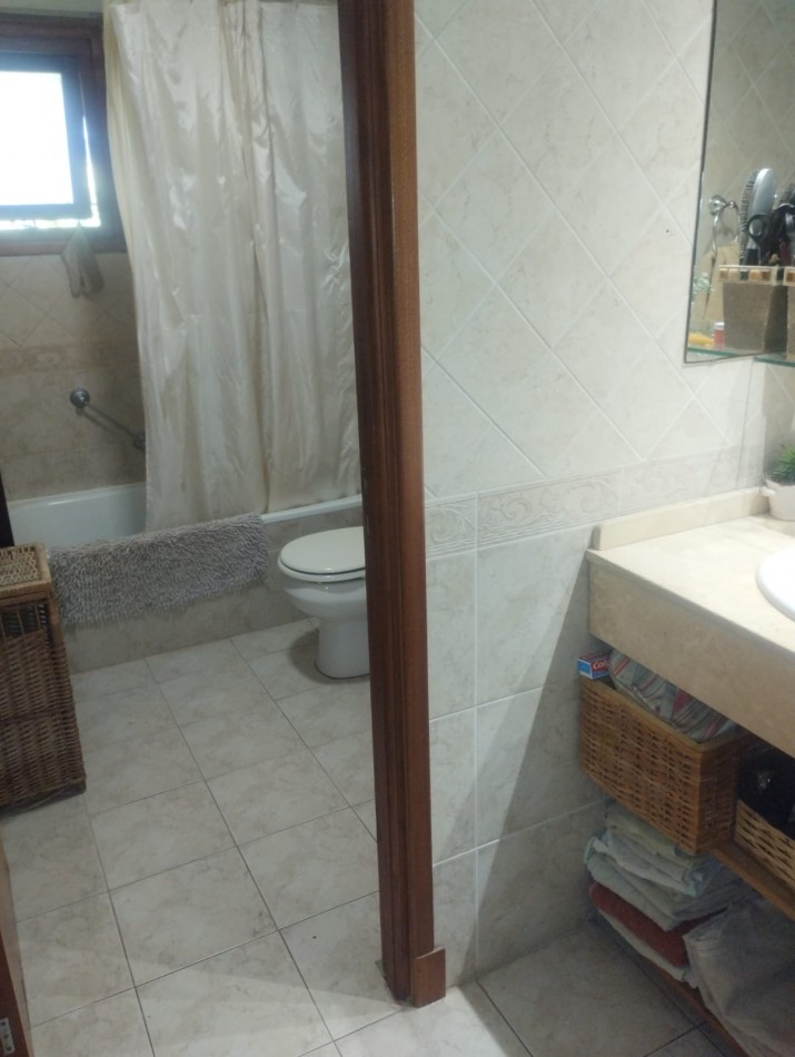 IMPECABLE CHALET DE 4 AMBIENTES EN SAN CARLOS.  A METROS DE ALEM Y EL GOLF. 