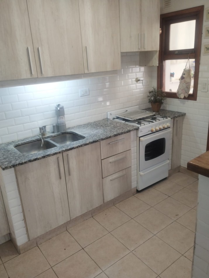 IMPECABLE CHALET DE 4 AMBIENTES EN SAN CARLOS.  A METROS DE ALEM Y EL GOLF. 