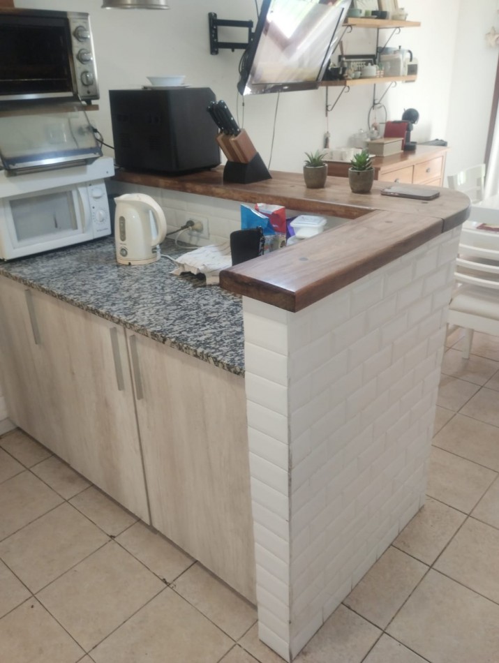 IMPECABLE CHALET DE 4 AMBIENTES EN SAN CARLOS.  A METROS DE ALEM Y EL GOLF. 