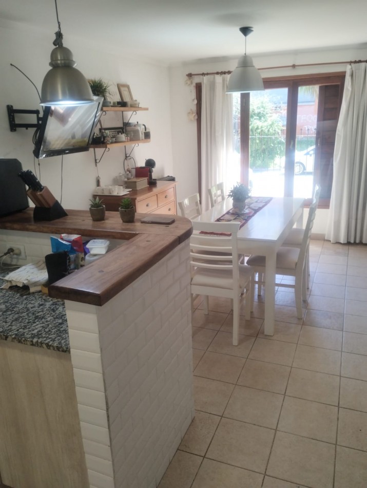 IMPECABLE CHALET DE 4 AMBIENTES EN SAN CARLOS.  A METROS DE ALEM Y EL GOLF. 