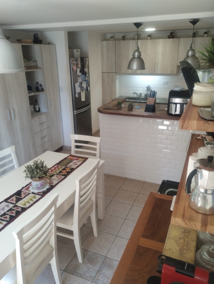 IMPECABLE CHALET DE 4 AMBIENTES EN SAN CARLOS.  A METROS DE ALEM Y EL GOLF. 