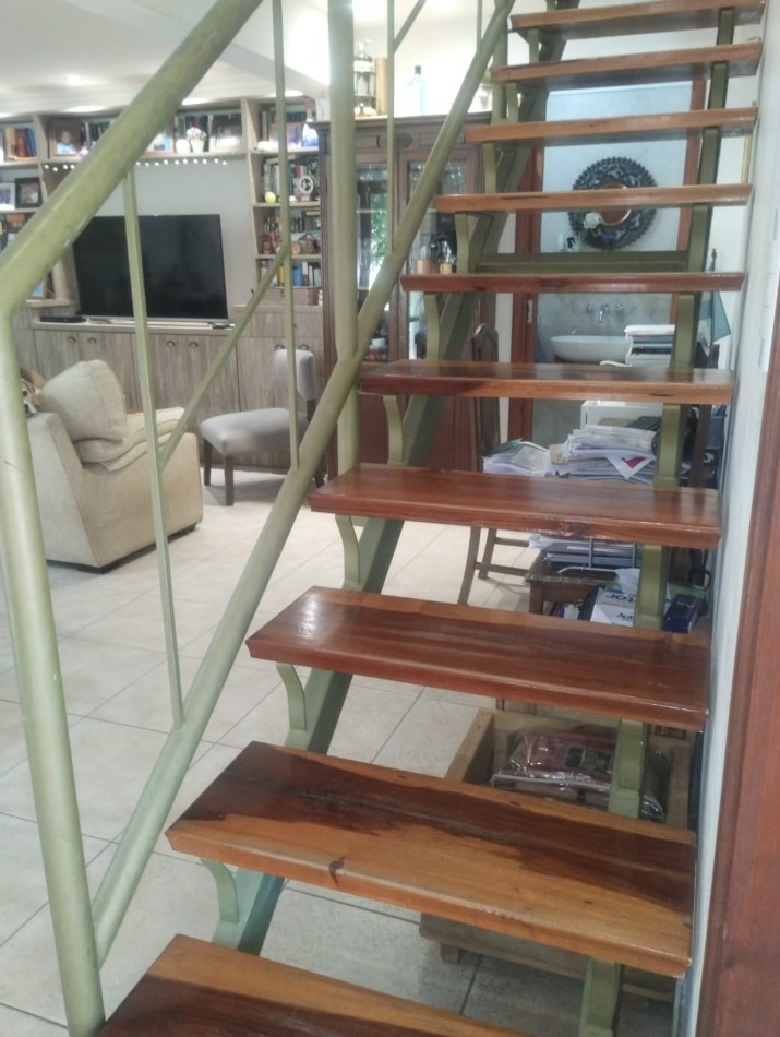 IMPECABLE CHALET DE 4 AMBIENTES EN SAN CARLOS.  A METROS DE ALEM Y EL GOLF. 