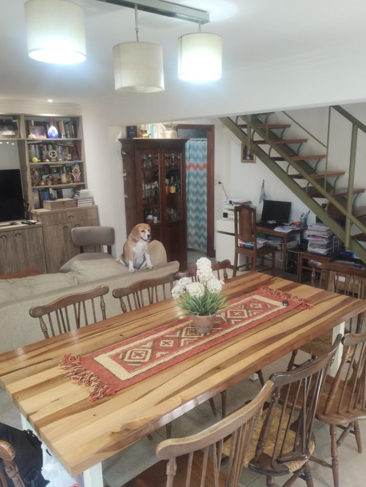 IMPECABLE CHALET DE 4 AMBIENTES EN SAN CARLOS.  A METROS DE ALEM Y EL GOLF. 