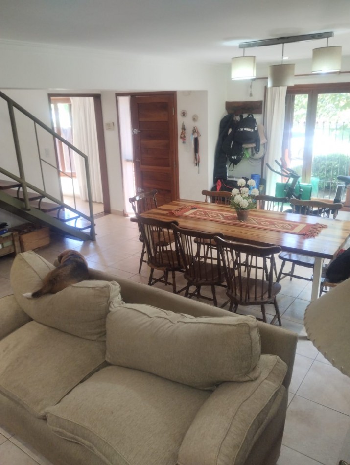 IMPECABLE CHALET DE 4 AMBIENTES EN SAN CARLOS.  A METROS DE ALEM Y EL GOLF. 