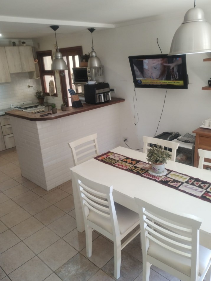 IMPECABLE CHALET DE 4 AMBIENTES EN SAN CARLOS.  A METROS DE ALEM Y EL GOLF. 