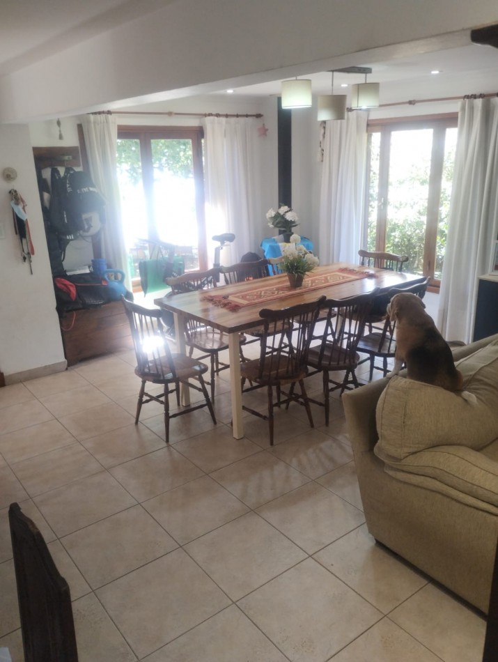 IMPECABLE CHALET DE 4 AMBIENTES EN SAN CARLOS.  A METROS DE ALEM Y EL GOLF. 