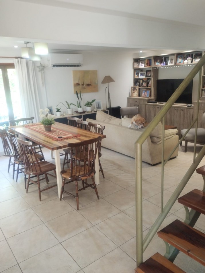 IMPECABLE CHALET DE 4 AMBIENTES EN SAN CARLOS.  A METROS DE ALEM Y EL GOLF. 