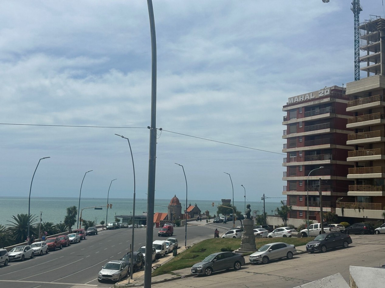 DEPARTAMENTO DE 3 AMBIENTES A LA CALLE CON COCHERA FIJA. BALCON TERRAZA Y VISTA FRONTAL AL MAR. 