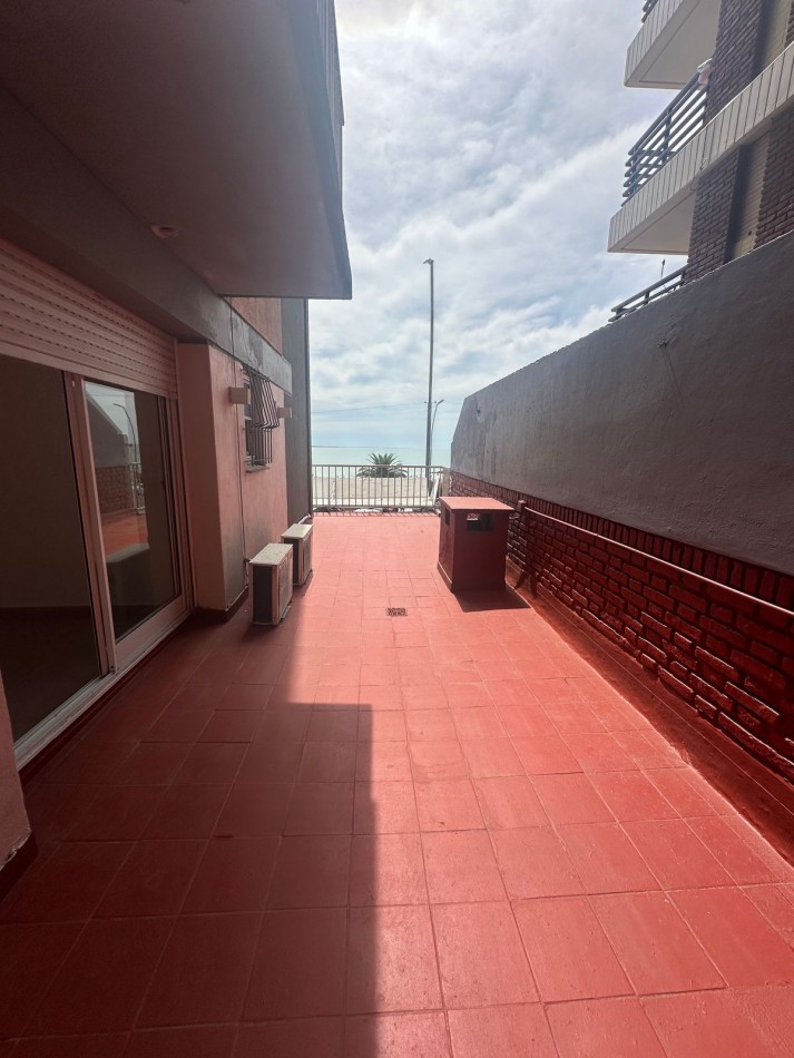 DEPARTAMENTO DE 3 AMBIENTES A LA CALLE CON COCHERA FIJA. BALCON TERRAZA Y VISTA FRONTAL AL MAR. 