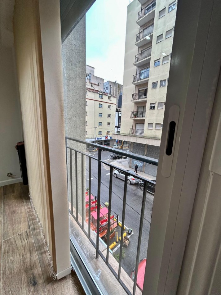 2 AMBIENTES AL FRENTE CON BALCON. EXCELENTE UBICACION. RECICLADO Y CON AMOBLAMIENTO NUEVO. 