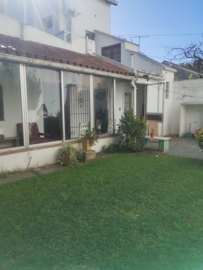 IMPECABLE CASA EN ESQUINA. 3 AMBIENTES CON GARAJE Y PARQUE. APTA CREDITO. NUEVA POMPEYA