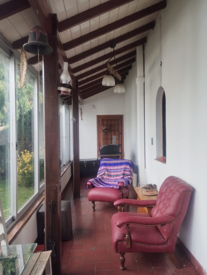 IMPECABLE CASA EN ESQUINA. 3 AMBIENTES CON GARAJE Y PARQUE. APTA CREDITO. NUEVA POMPEYA