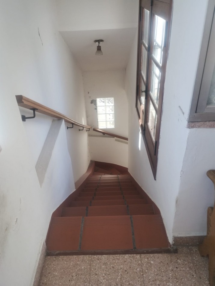 IMPECABLE CASA EN ESQUINA. 3 AMBIENTES CON GARAJE Y PARQUE. APTA CREDITO. NUEVA POMPEYA