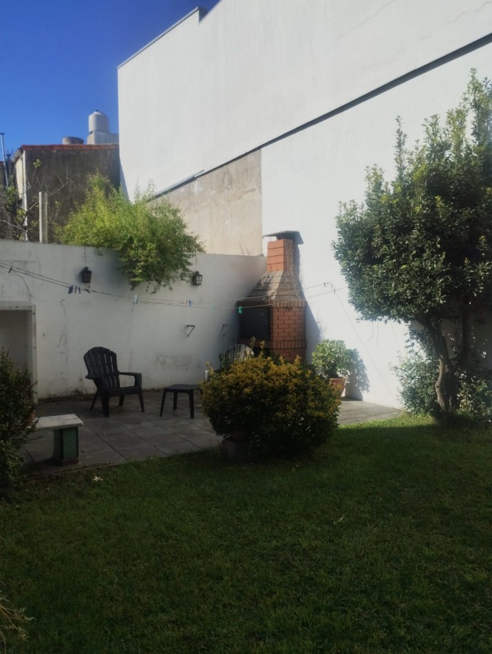 IMPECABLE CASA EN ESQUINA. 3 AMBIENTES CON GARAJE Y PARQUE. APTA CREDITO. NUEVA POMPEYA