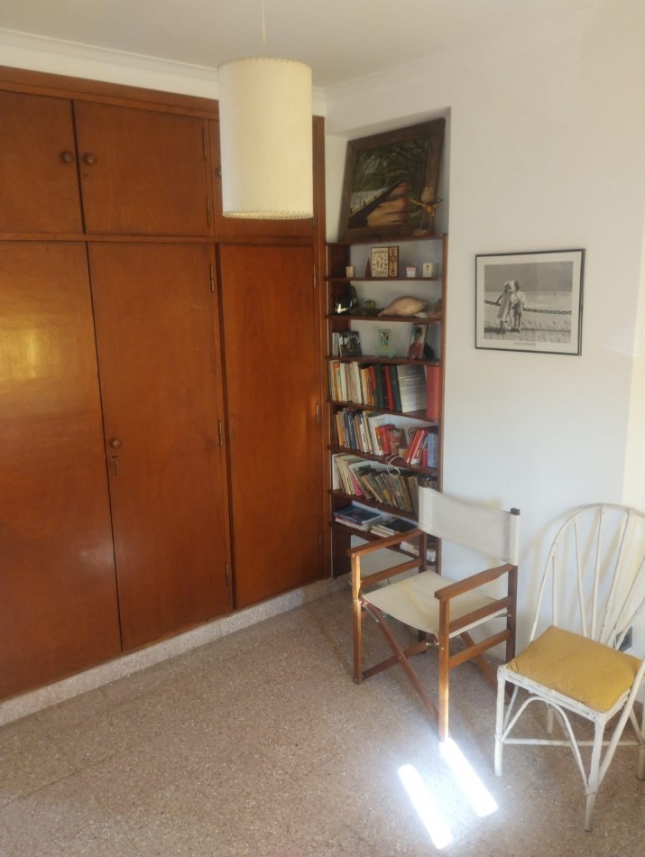 IMPECABLE CASA EN ESQUINA. 3 AMBIENTES CON GARAJE Y PARQUE. APTA CREDITO. NUEVA POMPEYA
