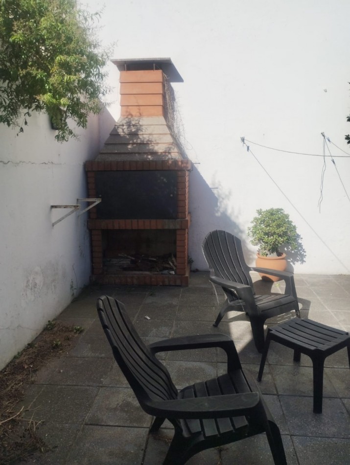 IMPECABLE CASA EN ESQUINA. 3 AMBIENTES CON GARAJE Y PARQUE. APTA CREDITO. NUEVA POMPEYA