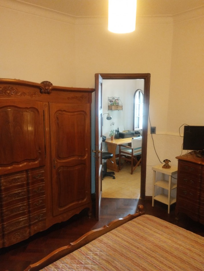 IMPECABLE CASA EN ESQUINA. 3 AMBIENTES CON GARAJE Y PARQUE. APTA CREDITO. NUEVA POMPEYA