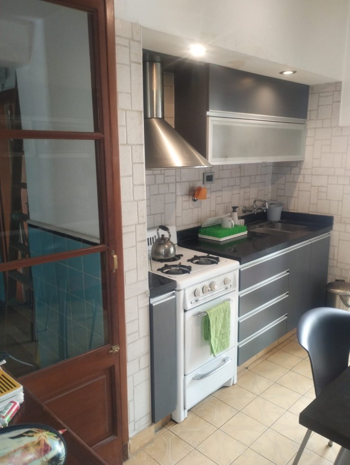 IMPECABLE CASA EN ESQUINA. 3 AMBIENTES CON GARAJE Y PARQUE. APTA CREDITO. NUEVA POMPEYA