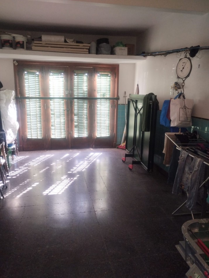IMPECABLE CASA EN ESQUINA. 3 AMBIENTES CON GARAJE Y PARQUE. APTA CREDITO. NUEVA POMPEYA