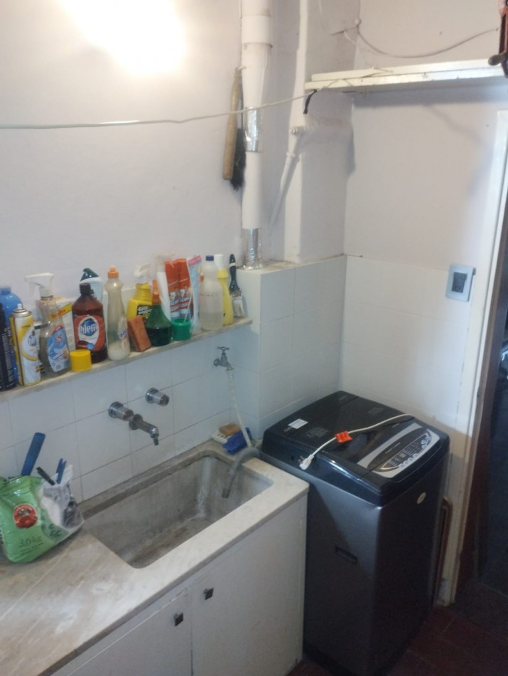IMPECABLE CASA EN ESQUINA. 3 AMBIENTES CON GARAJE Y PARQUE. APTA CREDITO. NUEVA POMPEYA